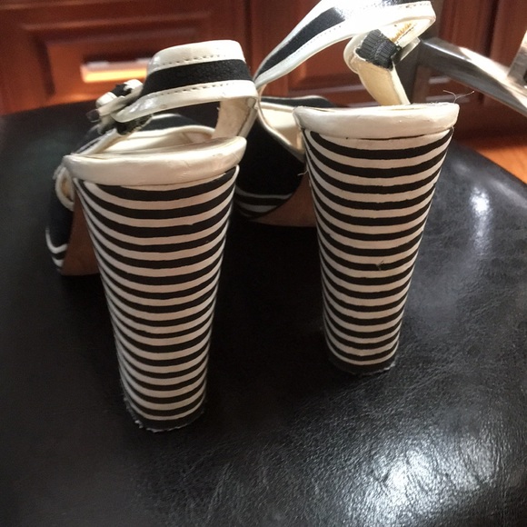 Michael Kors sofia sling canvas platform shoes. - Picture 4 of 5